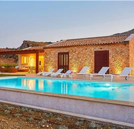 3 bedroom villa with infinity pool and jacuzzi, Scopello, sleeps 5-6